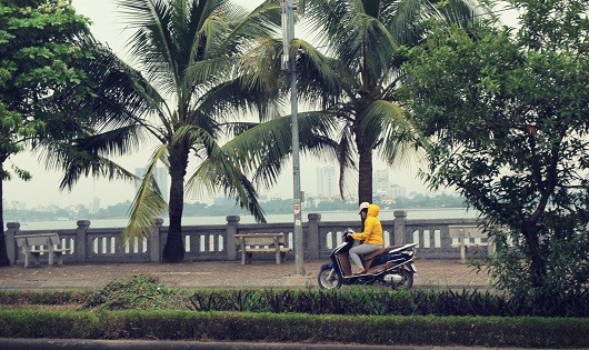 Sáng sớm tại Hà Nội, mưa nhỏ kèm gió lạnh xuất hiện khiến phố phường mang sắc màu mới kể từ đầu thu.