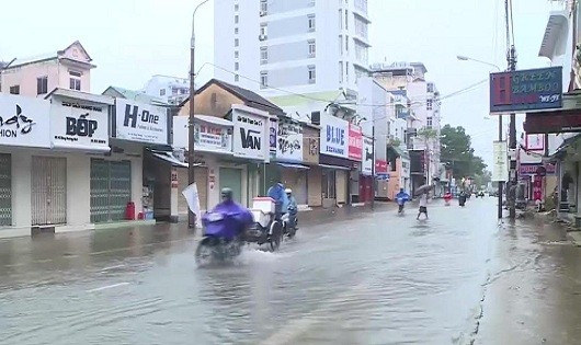 Một số tuyến đường trên thành phố Huế đến sáng ngày 14/10 vẫn còn bị ngập úng nặng