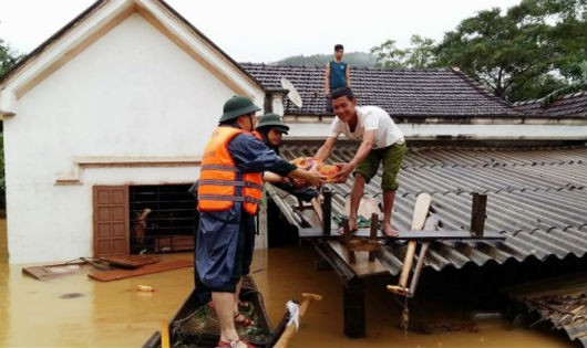 Bộ đội giúp dân sơ tán khỏi vùng ngập lụt.