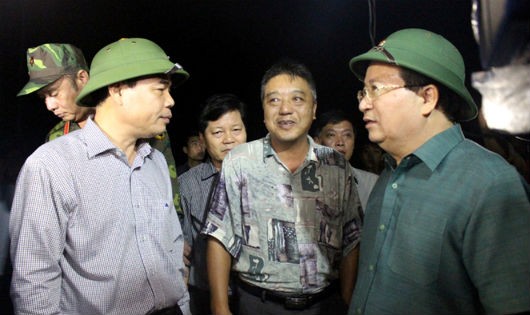  Phó Thủ tướng Trịnh Đình Dũng kiểm tra và thăm hỏi ngư dân tại Khu neo đậu tàu thuyền cảng Gianh (Quảng Bình).  