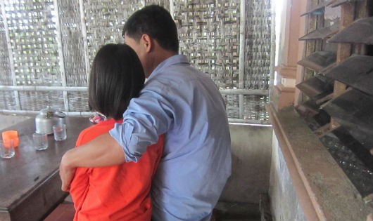  Anh Chung bên con gái 8 tuổi nghi bị hàng xóm dâm ô