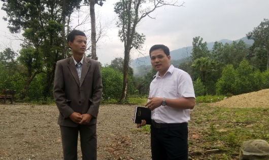 Chủ tịch xã Hương Phong (bên trái) xác nhận với PV: Trang trại của Chủ tịch huyện có phép, còn khu du lịch của Phó công an huyện tạm thời bị đình chỉ.