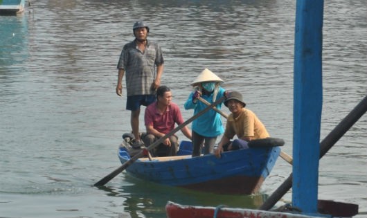 Bà Nguyễn Thị Phương chèo đò đưa khách vào bờ.