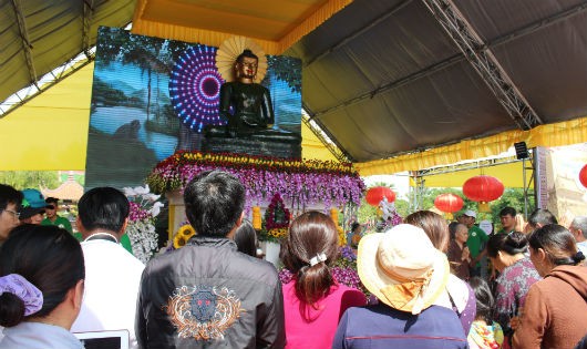 Phật tử và người dân đến chiêm bái Phật ngọc hòa bình thế giới