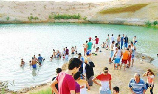 Nằm giữa hoang mạc Gafsa (Tuy-ni-di) nóng tới 40 độ C, hồ nước lạ xuất hiện như từ hư không, đem lại cho dân địa phương những trải nghiệm phi thường 