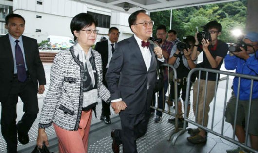 Cựu Trưởng Đặc khu hành chính Hongkong Tăng Âm Quyền (Donald Tsang) và vợ Selina Tsang đến Tòa án Cấp cao Hongkong ngày 11/10