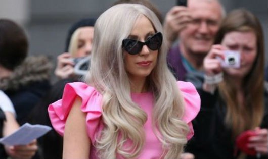 Lady Gaga với trang phục làm 'nóng mắt' công chúng