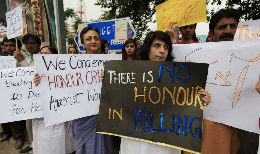 Những nhà hoạt động xã hội kêu gọi luật chống “giết người vì danh dự” (Ảnh Reuters)