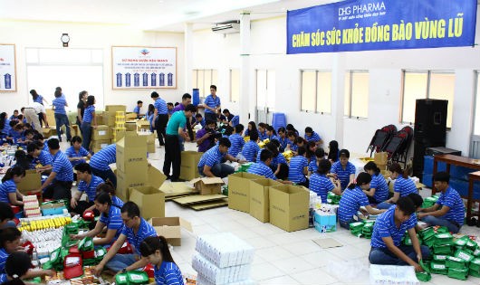 Hình trao thuoc 1,2.jpg: 3.000 túi thuốc gia đình được ĐVTN  DHG Pharma trang bị gửi tặng kịp thời đến người dân hai tỉnh Quảng Bình, Hà Tĩnh đang bị thiệt hại do thiên tai.