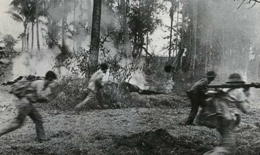  Lực lượng quân đội tình nguyện Việt Nam phản kích quân Pol Pot. 