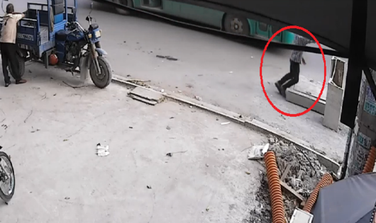  Người đàn ông (trong vòng tròn đỏ) rơi xuống hố ga và tử vong - Ảnh cắt từ Clip (CTV)