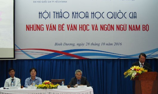 PGS. TS Nguyễn Văn Hiệp, hiệu trưởng đại học Thủ Dầu Một, phát biểu khai mạc hội thảo. Ảnh Võ Anh Tuấn