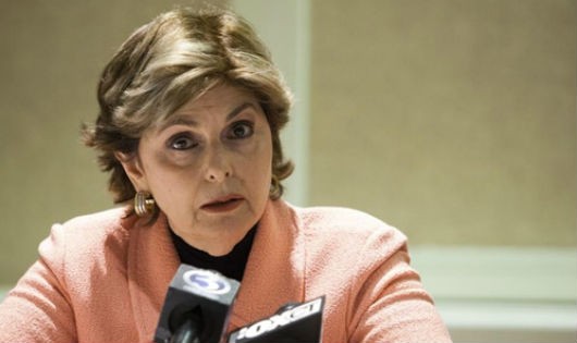 Luật sư Gloria Allred cùng một phụ nữ tố cáo ông Trump tấn công tình dục họp báo ngày 21-10 ở New York, Mỹ