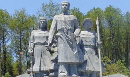 Tượng đài nhà yêu nước Phan Đình Phùng ở Vũ Quang
