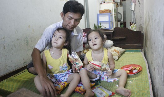 Anh Quang nén đau bệnh tật nuôi hai con gái sinh đôi