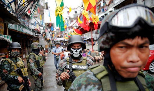 Cảnh sát Philippines trong một đợt truy quét tội phạm ma túy ở thủ đô Manila hồi đầu tháng 10