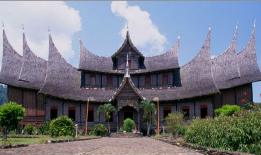 Mái nhà của người Minangkabau cong vút như đôi sừng trâu.