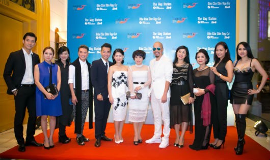 Đạo diễn Hồng Anh và các nghệ sĩ Việt