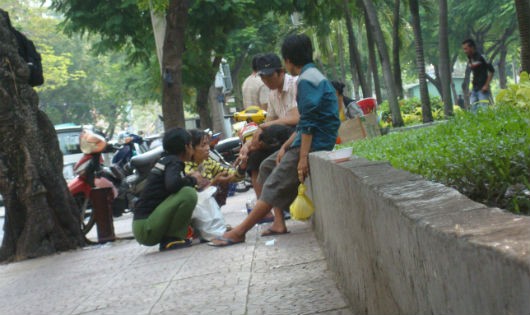 Một nhóm thanh niên đang chích ma túy ngay trong công viên