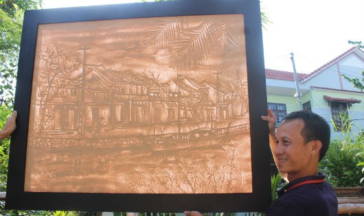 Bức tranh giấy dừa khắc họa phố cổ Hội An