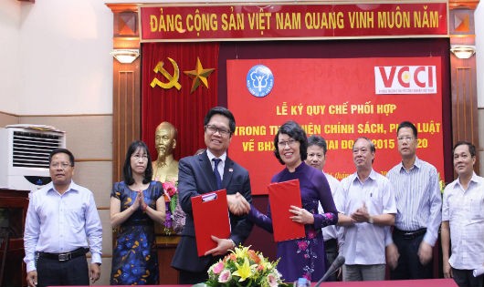Bảo hiểm xã hội Việt Nam cùng VCCI ký kết chương trình phối hợp giai đoạn 2015 - 2020 