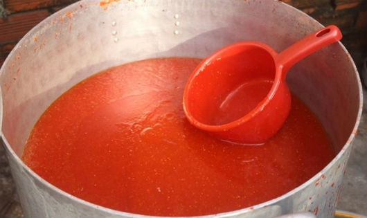 Hóa chất được nấu để nguội đóng thành phụ gia sa tế ớt, nước lẩu