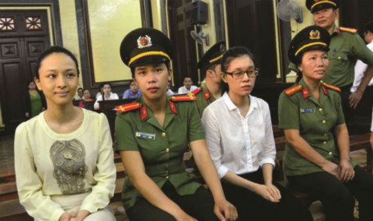 Bị cáo Trương Hồ Phương Nga và bị cáo Nguyễn Đức Thùy Dung tại phiên tòa sơ thẩm.