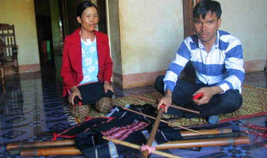 Bà Rơ Mah Thai chuẩn bị các dụng cụ dệt thổ cẩm