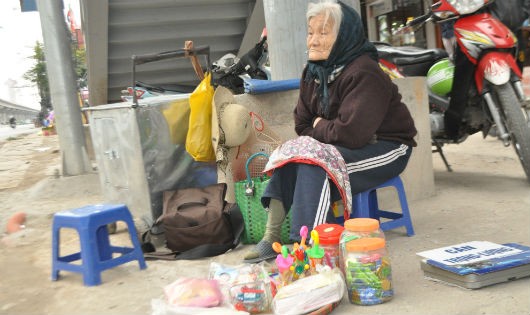 “Cửa hàng” của cụ Cân ở vỉa hè Bách hóa Thanh Xuân.