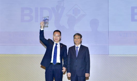  Ông Nguyễn Mai Khanh - Giám đốc Ban Phát triển Ngân hàng Bán lẻ, đại diện BIDV nhận giải thưởng “Ngân hàng bán lẻ tiêu biểu 2016”