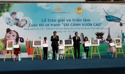 Ban tổ chức trao giải cho các tác phẩm đoạt giải