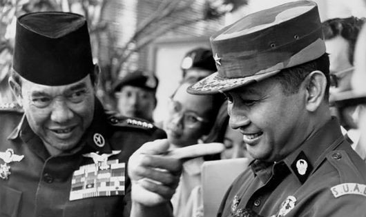 Sukarno (trái) và Suharto (phải)