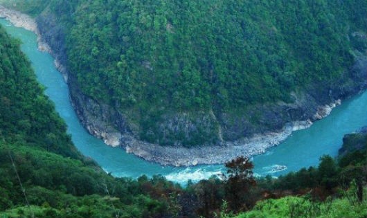 Một đoạn sông Yarlung Tsangpo/Brahmaputra từ Trung Quốc qua Ấn Độ