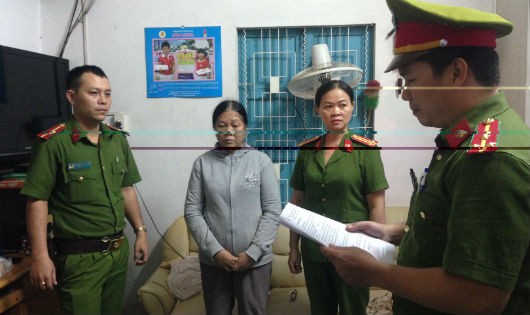 Đọc lệnh bắt tạm giam đối tượng Nguyễn Thị Phượng và khám xét nhà, đồng thời phát hiện thêm nhiều hóa đơn của Công ty Quý Thịnh Phát
