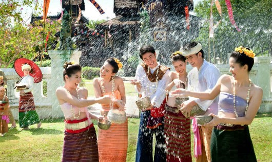 Tưng bừng lễ hội té nước ở Thái Lan.