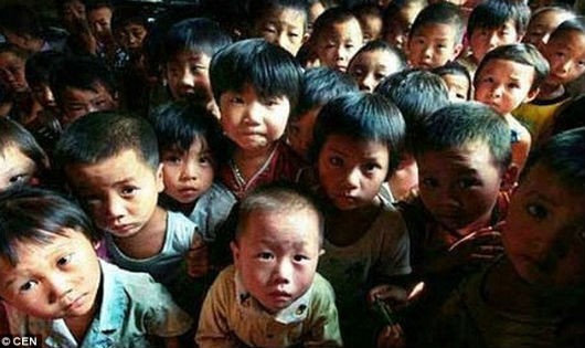 Trẻ em mồ côi ở làng Wenlou bởi cha mẹ chết hết vì HIV/AIDS. 
