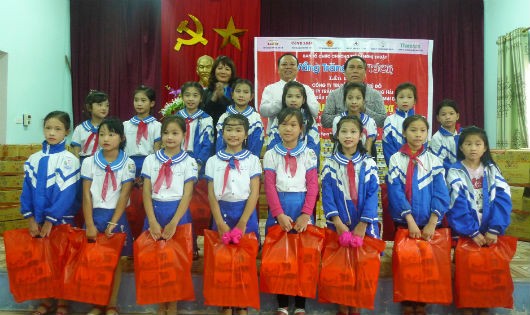 Ban tổ chức Chương trình Tết cho trẻ em nghèo tặng quà cho học sinh vùng lũ của Trường Tiểu học Phạm Hồng Thái xã Hưng Nhân, Hưng Nguyên, Nghệ An.
