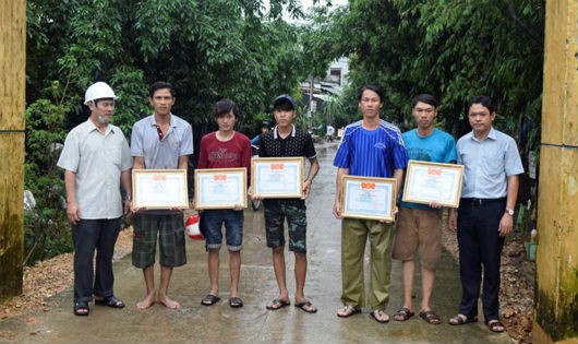 Hội Liên hiệp thanh niên Việt Nam tỉnh Phú Yên tặng giấy khen cho 7 thanh niên đã có hành động dũng cảm cứu người trong thiên tai.
