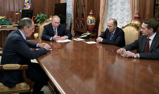 Tổng thống Putin (thứ hai từ trái) trong cuộc họp khẩn tại Điện Kremlin