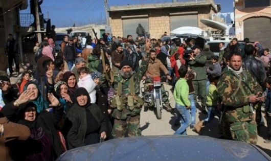 Người dân, binh sĩ Syria ăn mừng sau khi giải phóng thành phố Aleppo