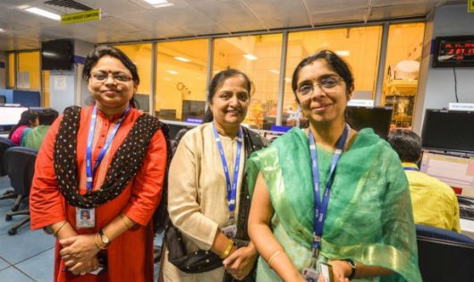 Bộ tam các nữ khoa học gia vũ trụ của Ấn Độ (từ trái qua phải) Ritu Karidhal, Anuradha TK và Nandini Harinath 