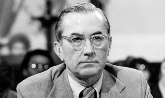 William Colby người đưa ra các chương trình biệt kích, gián điệp của CIA thả vào miền Bắc Việt Nam. 