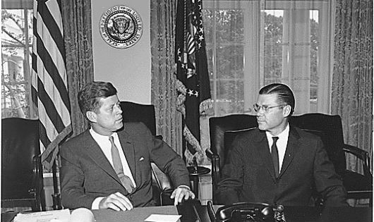 Cựu Tổng thống John F. Kennedy (trái) và cựu Bộ trưởng Quốc phòng Mỹ Robert Strange McNamara năm 1962.