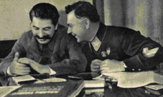 I. V. Stalin làm việc với Nguyên soái K. E. Voroshilov.