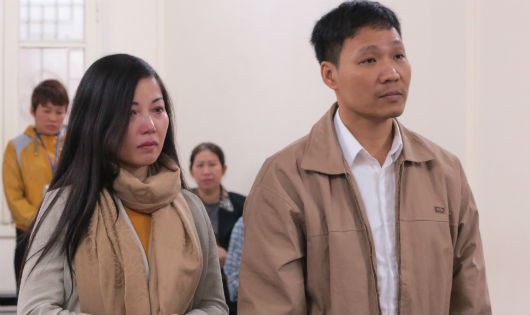 Bị cáo Vân và Thành tại phiên tòa