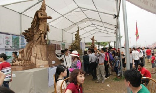 Nhiều người dân tham gia bầu chọn mẫu tượng Vua Hùng.
