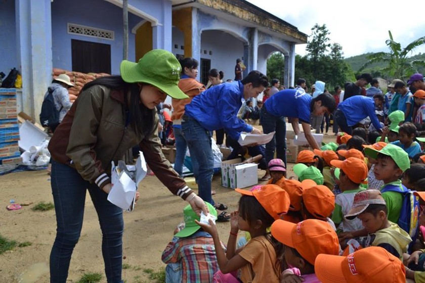Trao quà cho trẻ em nghèo ở xã Phú Mỡ, huyện Đồng Xuân.
