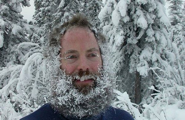 Cái lạnh làm đóng băng tất cả mọi thứ trên khuôn mặt người đàn ông.