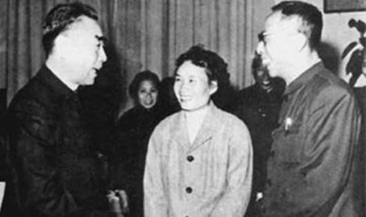 Chu Ân Lai (trái) tiếp Lý Thục Hiền và Phổ Nghi