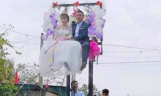 Bức ảnh cô dâu, chú rể mạo hiểm ngồi trên xe nâng